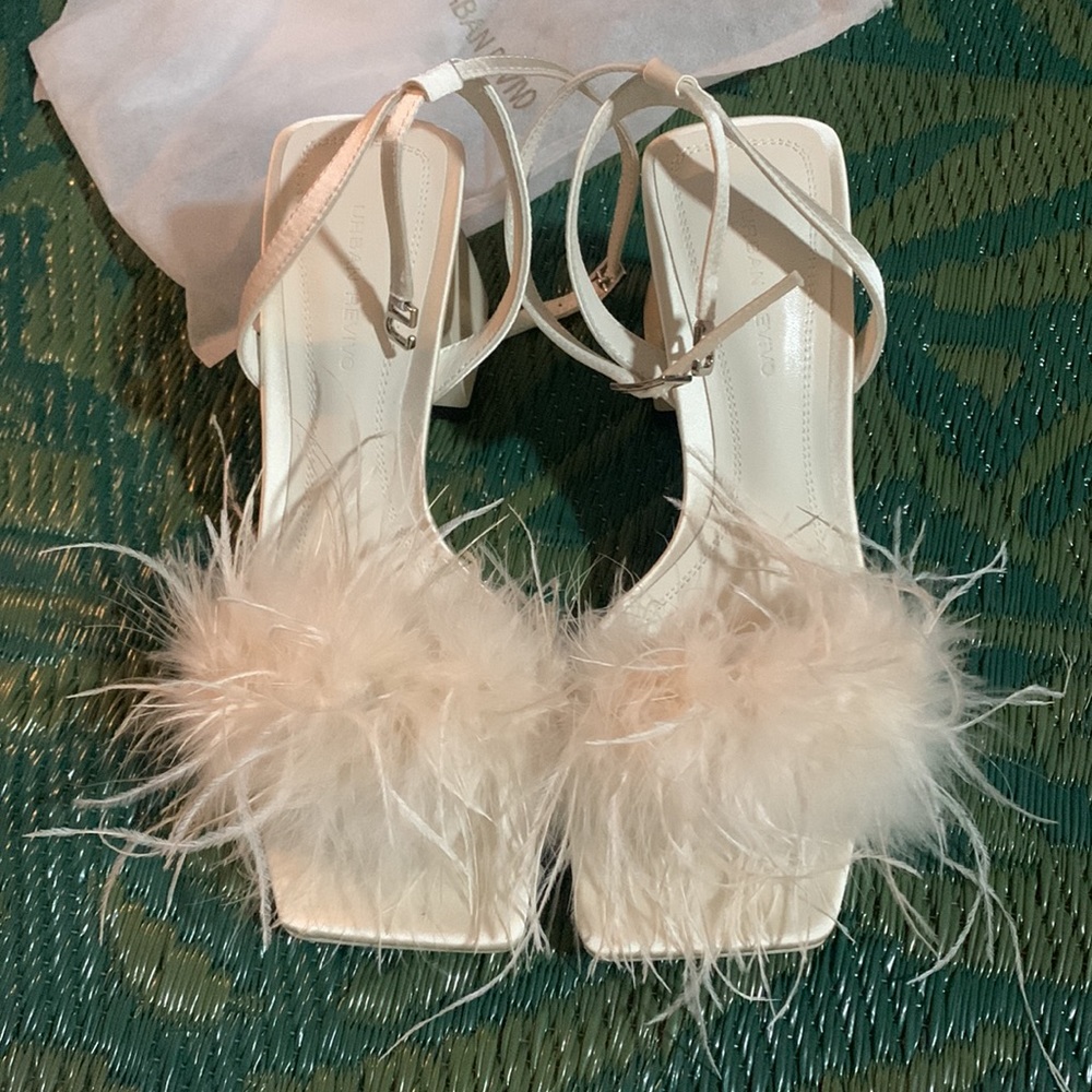 Super Chic🤍NWT- UR Pearl White Silky Fluffy Block Heels -Size 5